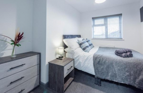 Modern 5 Bed House in Bedford Perfect For Contractors